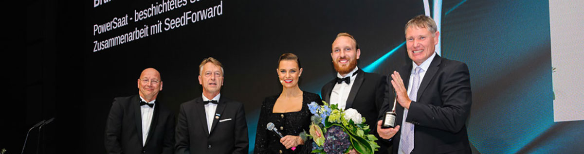 V.l.n.r.: Gerd Steverding (Modiform), Werner Großeschallau (Bruno Nebelung), Laura Wontorra (Moderatorin),  Jacob Paul Rohn (SeedForward), Nico Volmary (Bruno Nebelung) © Andreas Schwarz Gerd Steverding von Modiform übergab den Taspo Award an Bruno Nebelung © Andreas Schwarz