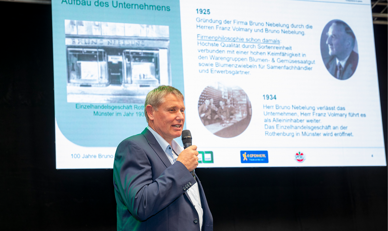 Geschäftsführer Nicolaus Volmary spricht bei der Feier zum 100-jährigen Firmenjubiläum Nicolaus Volmary präsentiert die 100-jährige Firmengeschichte der Bruno Nebelung GmbH bei der Jubiläumsfeier